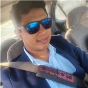 Docente de biología y de física enseña a niños y jóvenes